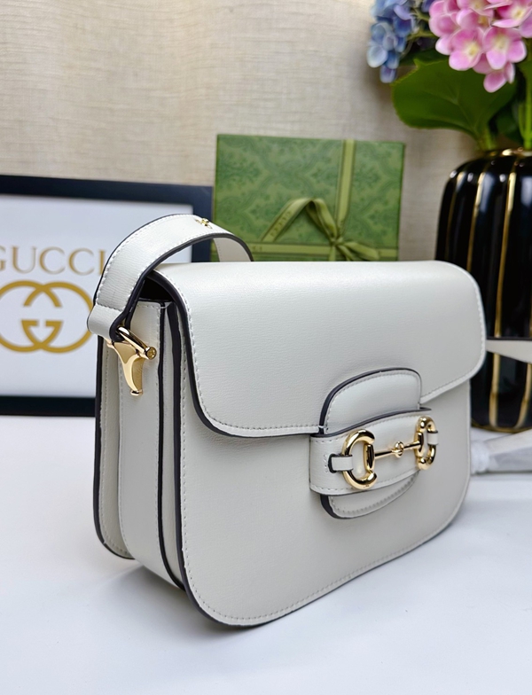 激安グッチバッグコピー背面デザイン